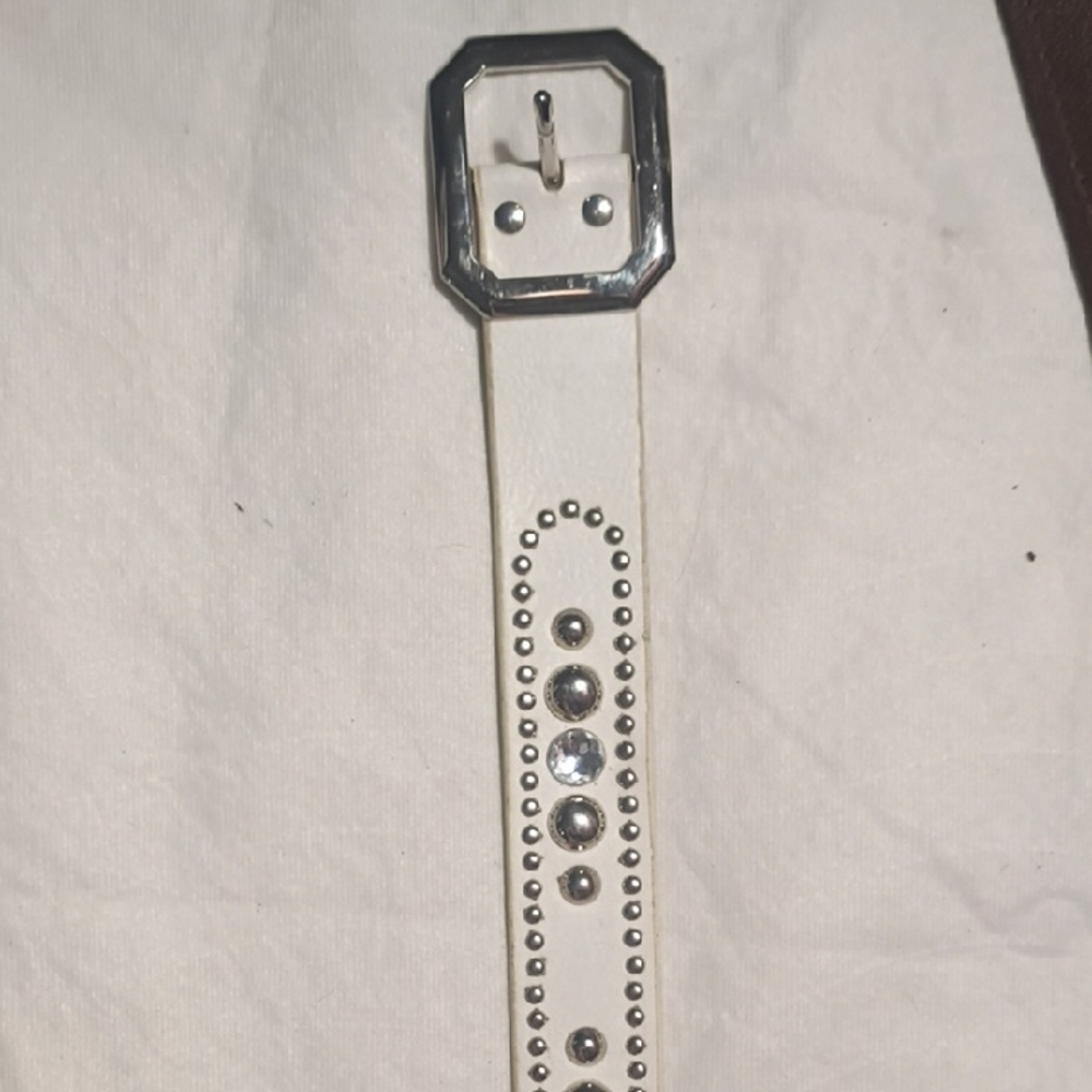 Elegant White Belt with Silver Accents